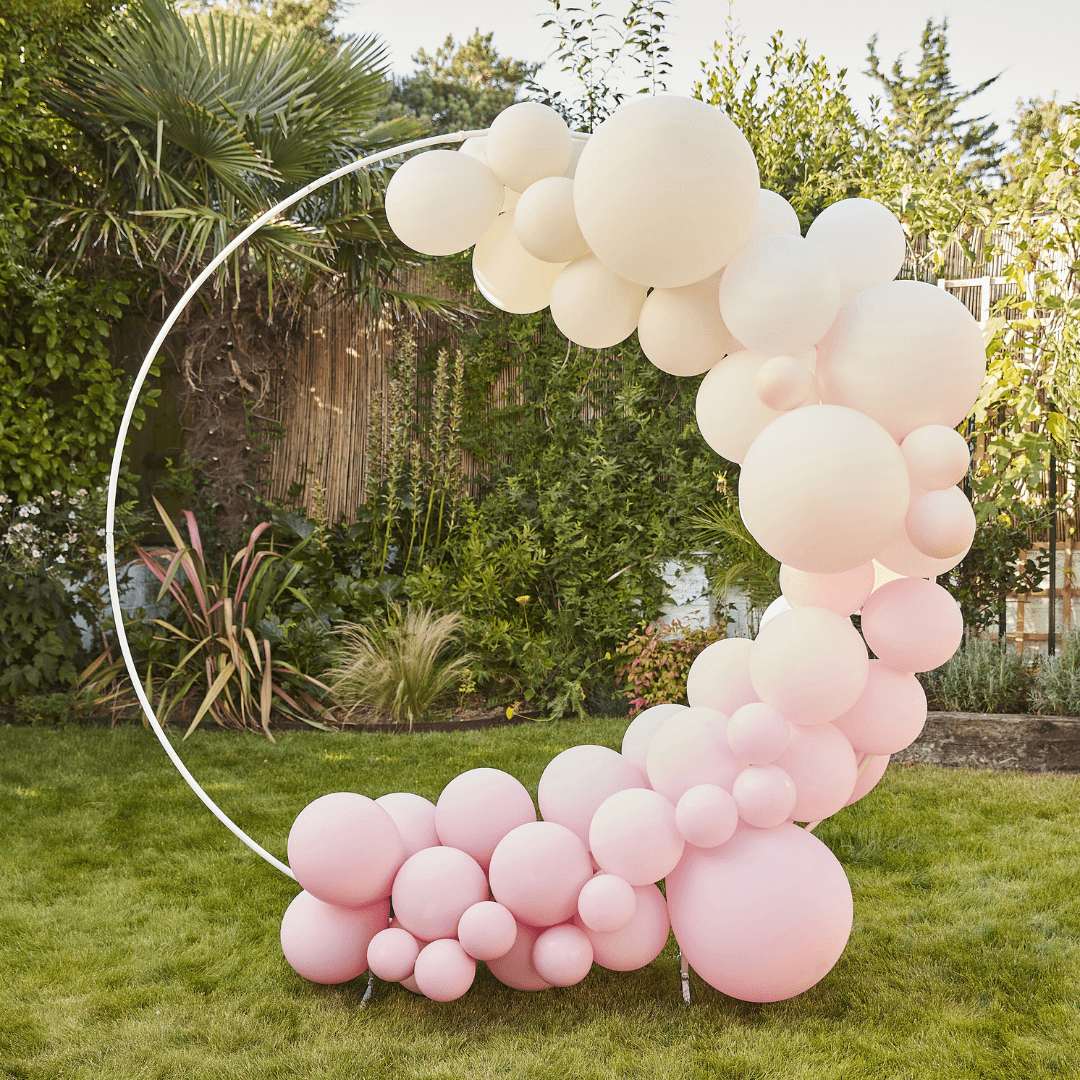 arche à ballons nude et rose pour baby shower ou evjf