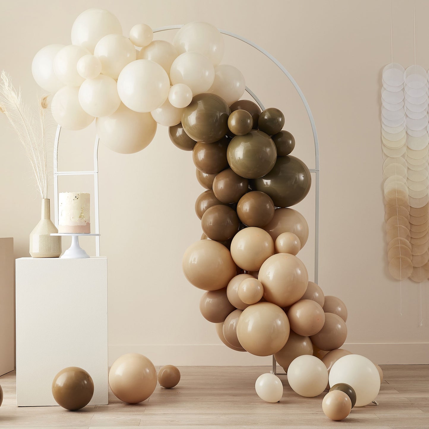 Arche à Ballons Nude & Taupe pour baby shower