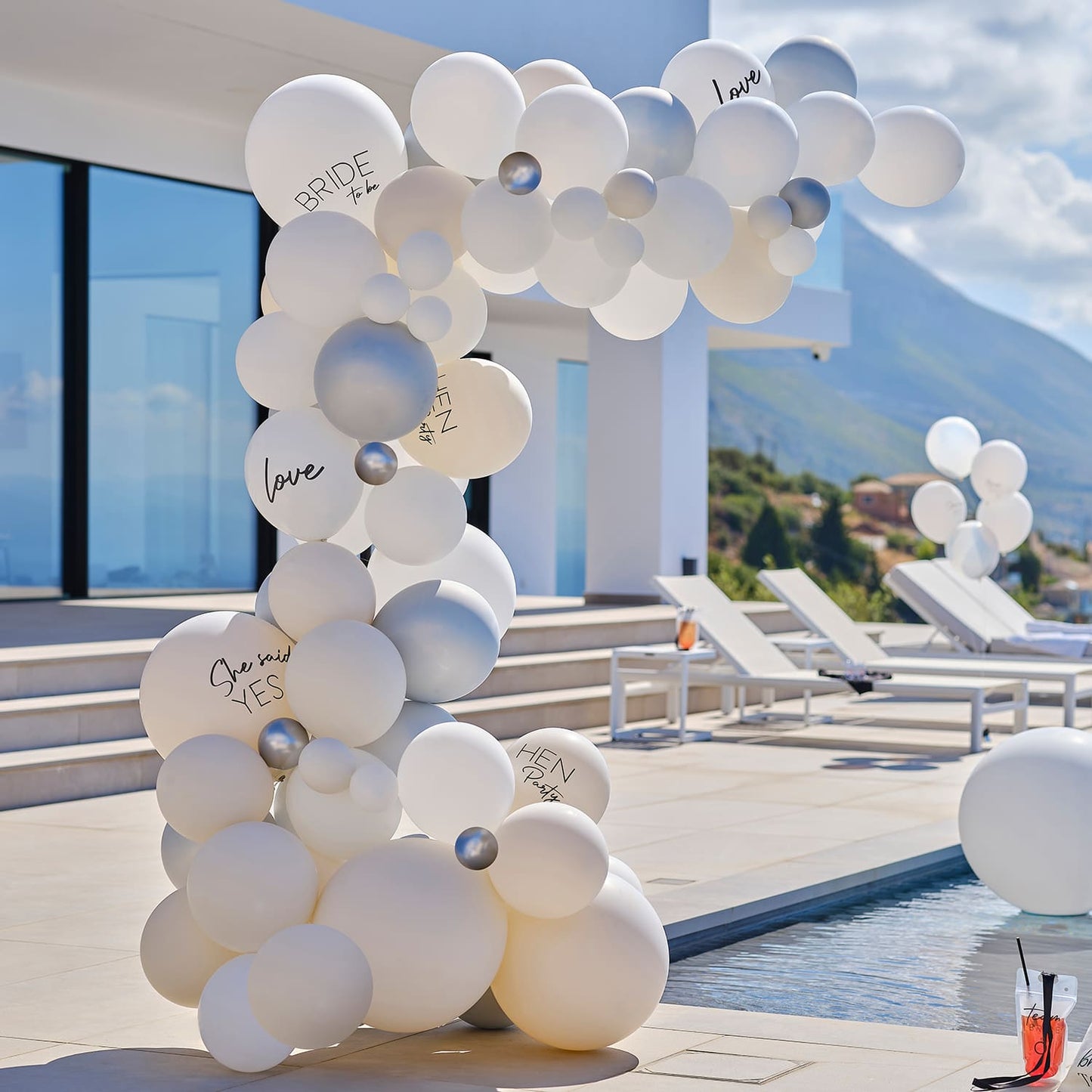 Arche à ballons blancs et argentés avec inscription "Bride-to-Be", "She said yes" pour EVJF