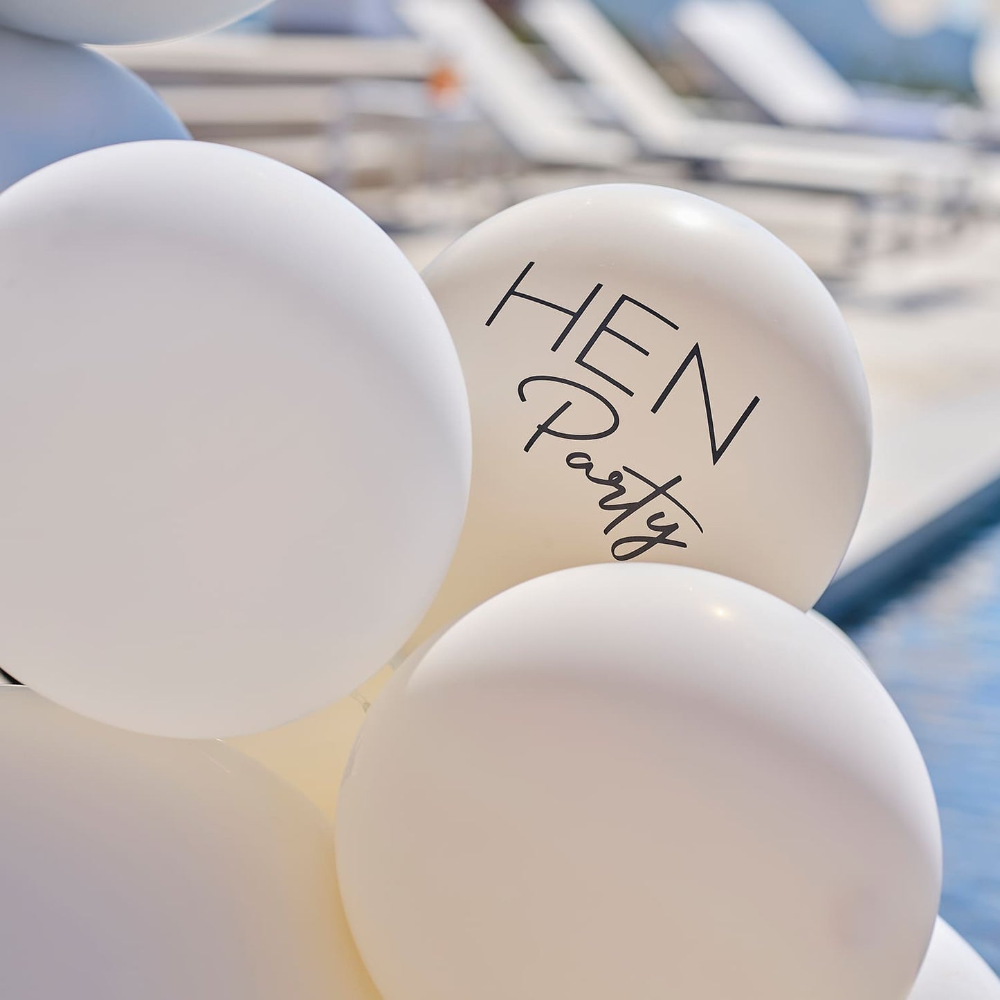 Arche à ballons blancs et argentés avec inscription "Bride-to-Be", "She said yes" pour EVJF
