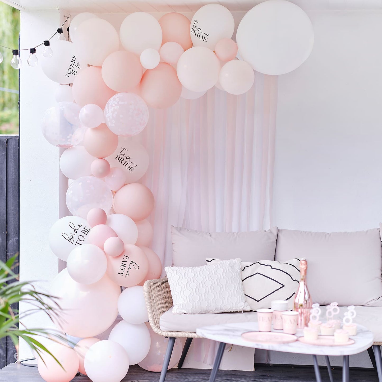 Arche de ballons rose pastel & blanche pour evjf