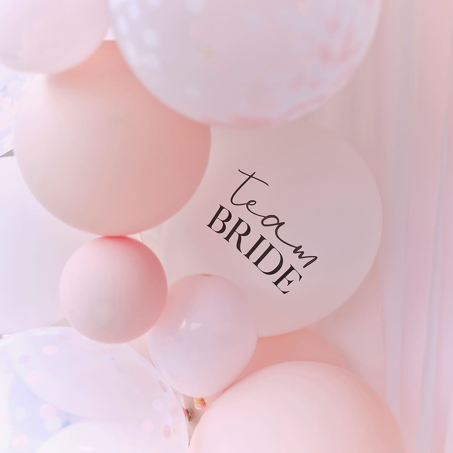Arche de ballons rose pastel & blanche pour evjf