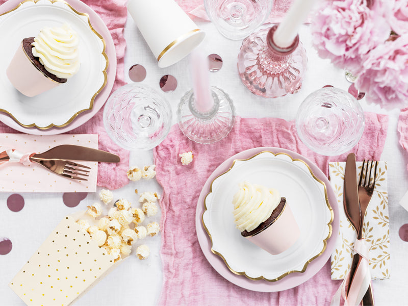 Assiettes jetables blanches avec bordure dorée pour mariage et EVJF