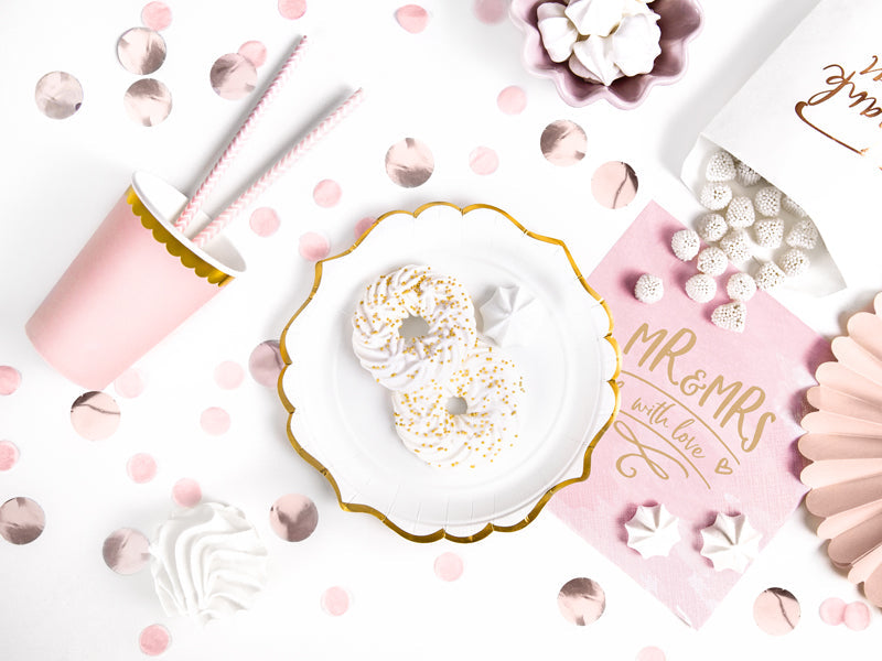 Assiettes jetables blanches avec bordure dorée pour mariage et EVJF