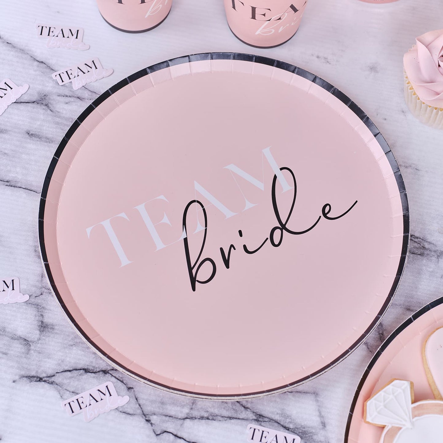 Assiettes rose pastel pour EVJF avec ecriture Team Bride