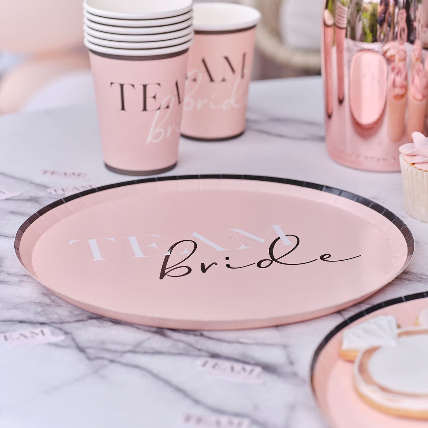 Assiettes rose pastel pour EVJF avec ecriture Team Bride