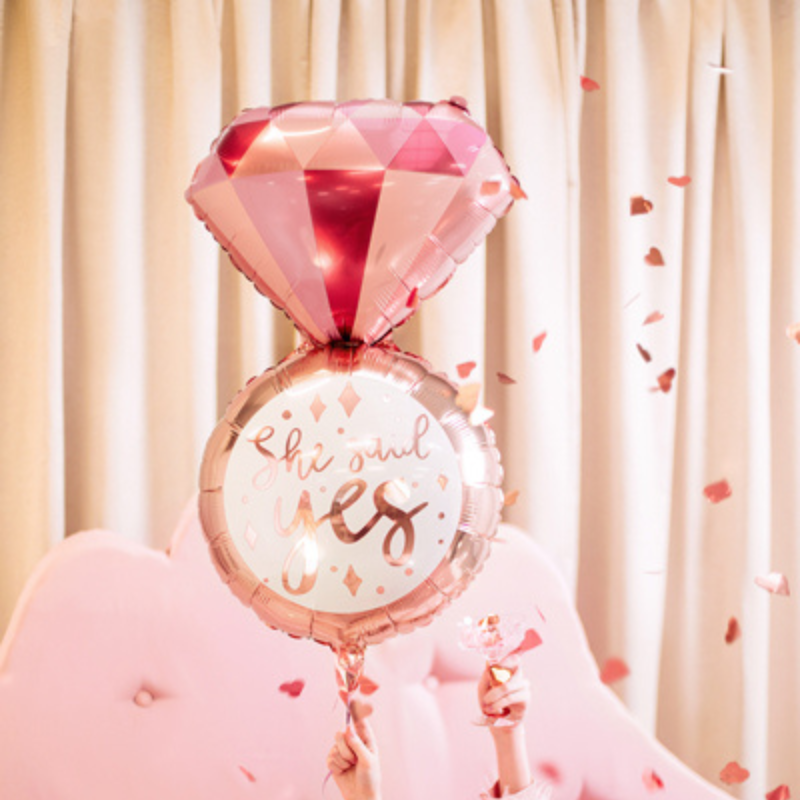 Ballon rose en forme d'alliance avec inscription "She said yes" pour EVJF
