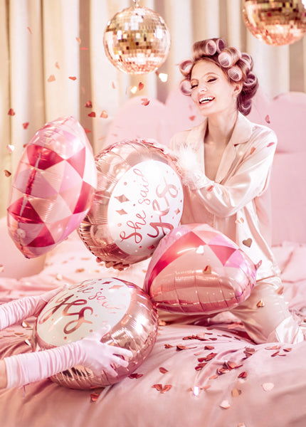 Ballon rose en forme d'alliance avec inscription "She said yes" pour EVJF