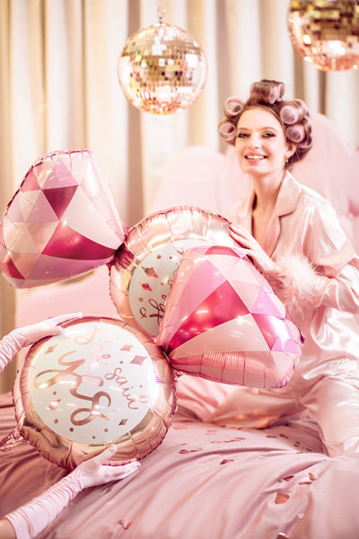 Ballon rose en forme d'alliance avec inscription "She said yes" pour EVJF