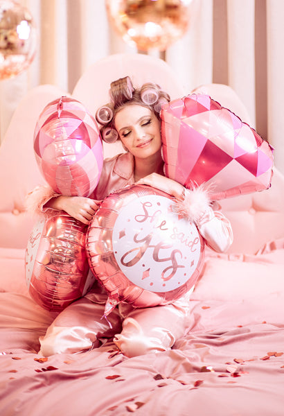 Ballon rose en forme d'alliance avec inscription "She said yes" pour EVJF