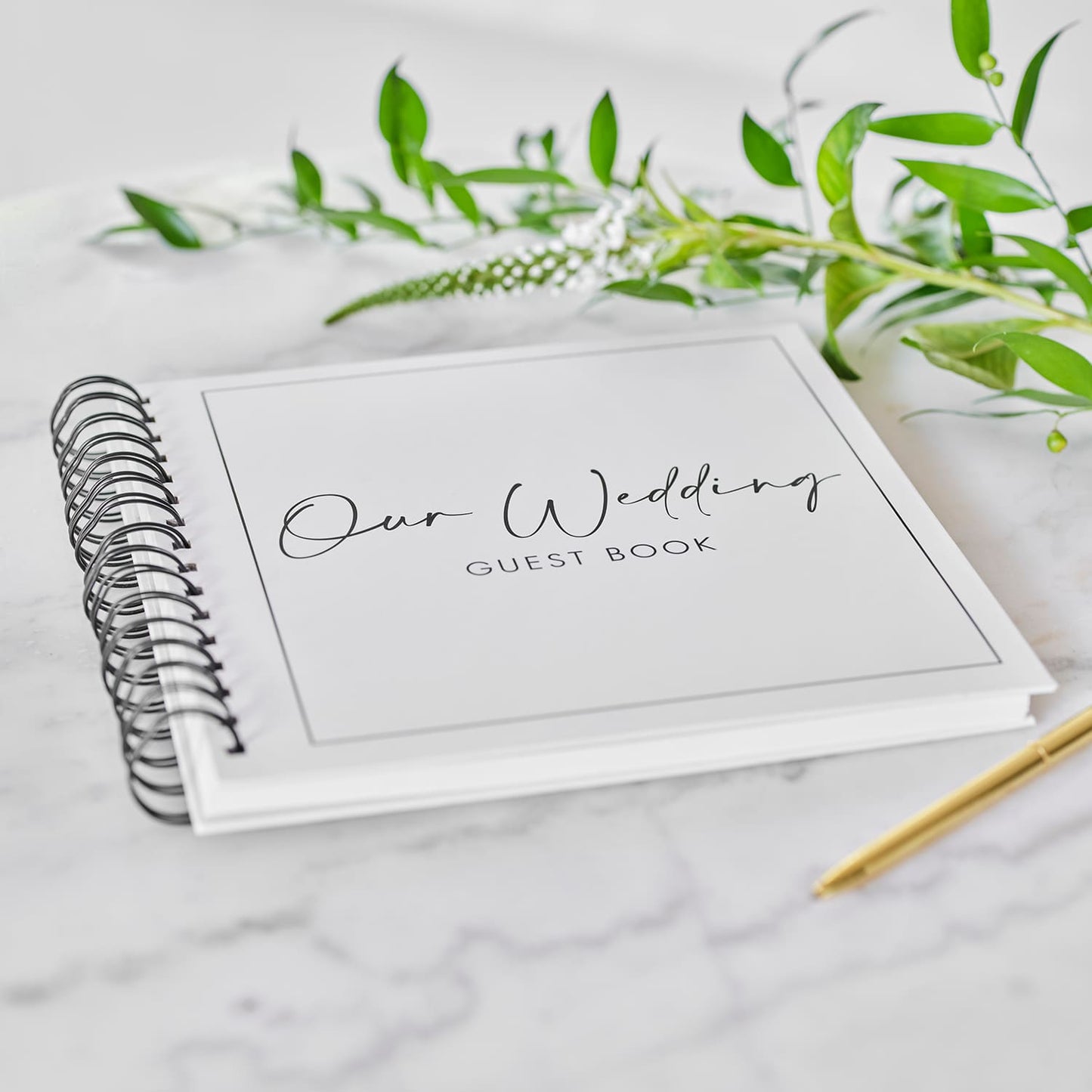 Livre d'or "Our Wedding" blanc avec écriture noire pour mariage