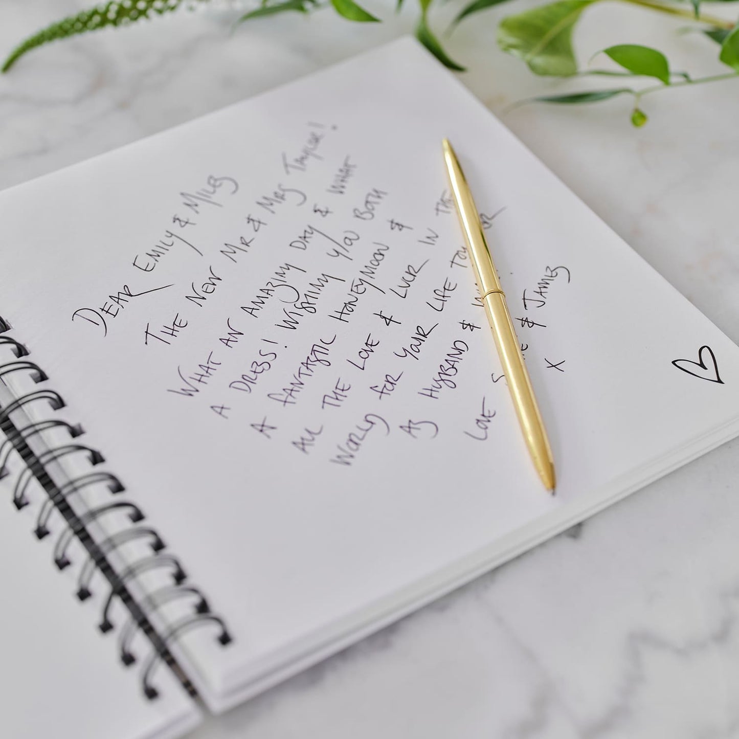 Livre d'or "Our Wedding" blanc avec écriture noire pour mariage