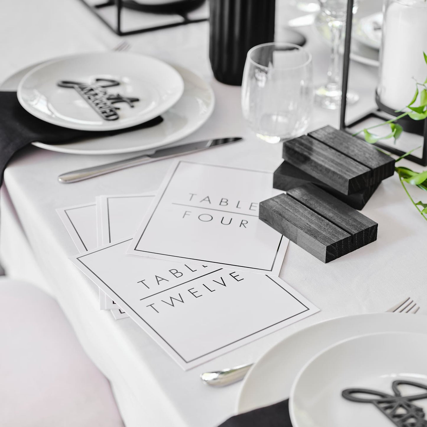 numéros de table blancs modernes écriture noire anglaise pour table de mariage