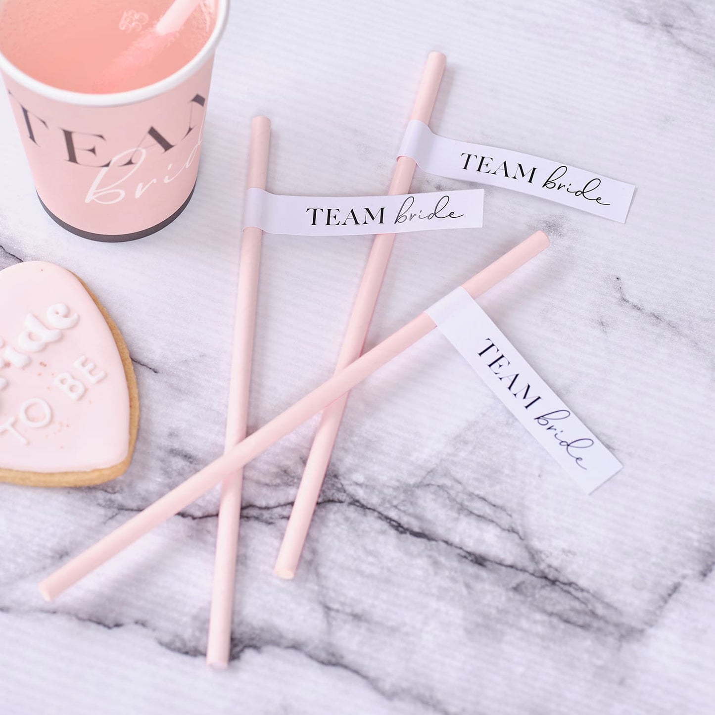 Pailles Rose pastel avec bandelettes "Team Bride" blanche écriture noire pour EVJF