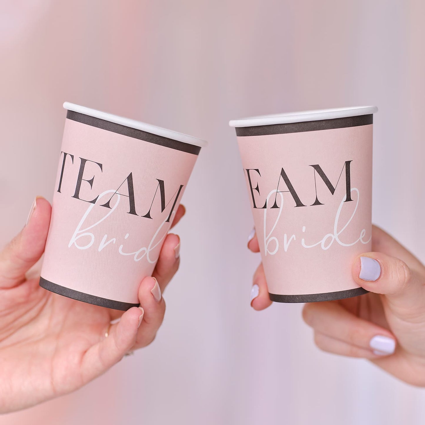 Verres rose pastel pour EVJF avec ecriture Team Bride
