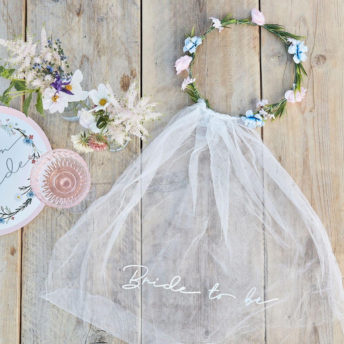 voile couronne fleurs avec inscription bride-to-be evjf