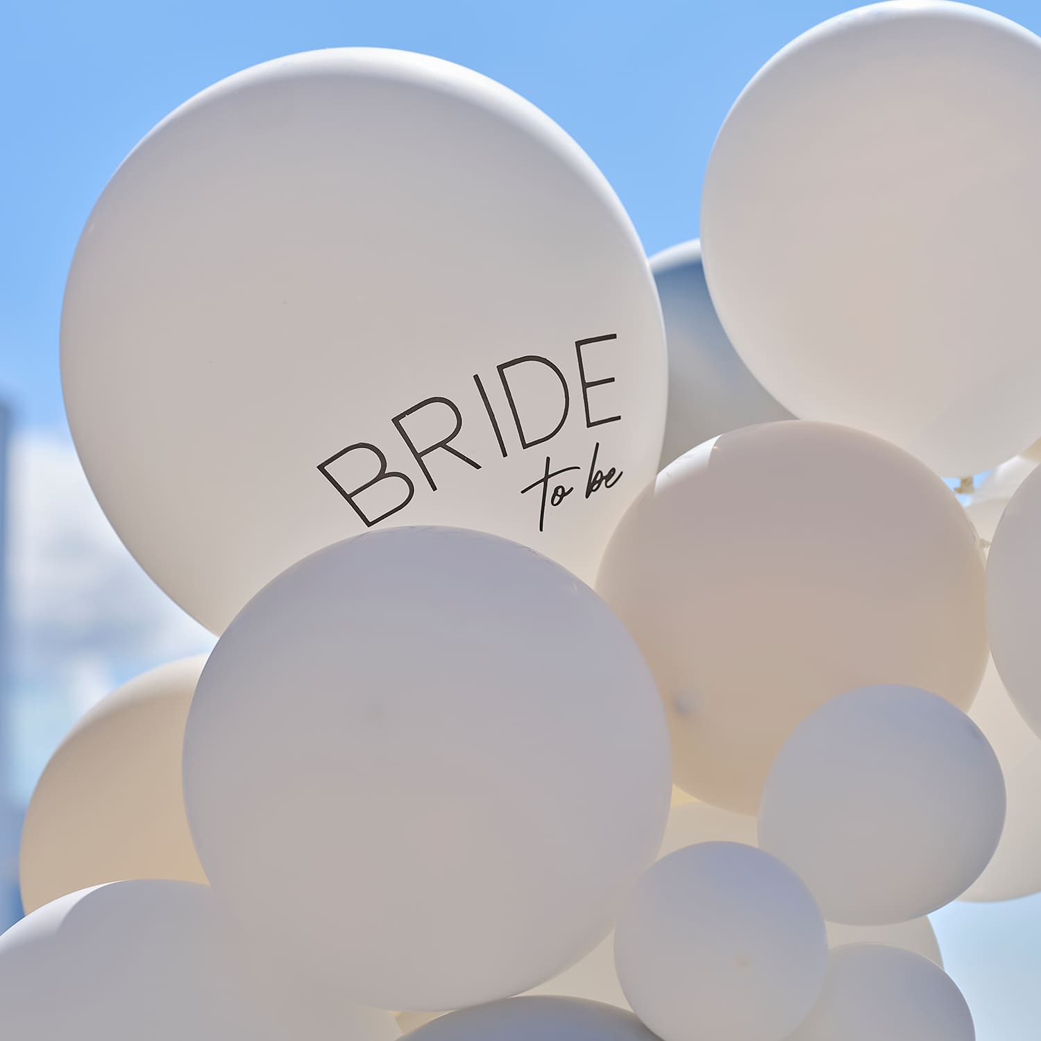 Arche à ballons blancs et argentés avec inscription "Bride-to-Be", "She said yes" pour EVJF