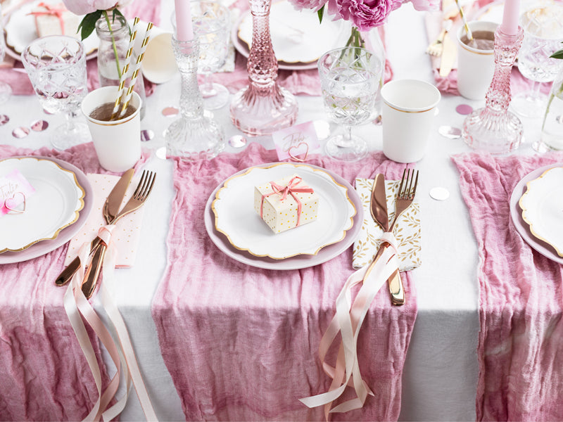 Assiettes jetables blanches avec bordure dorée pour mariage et EVJF